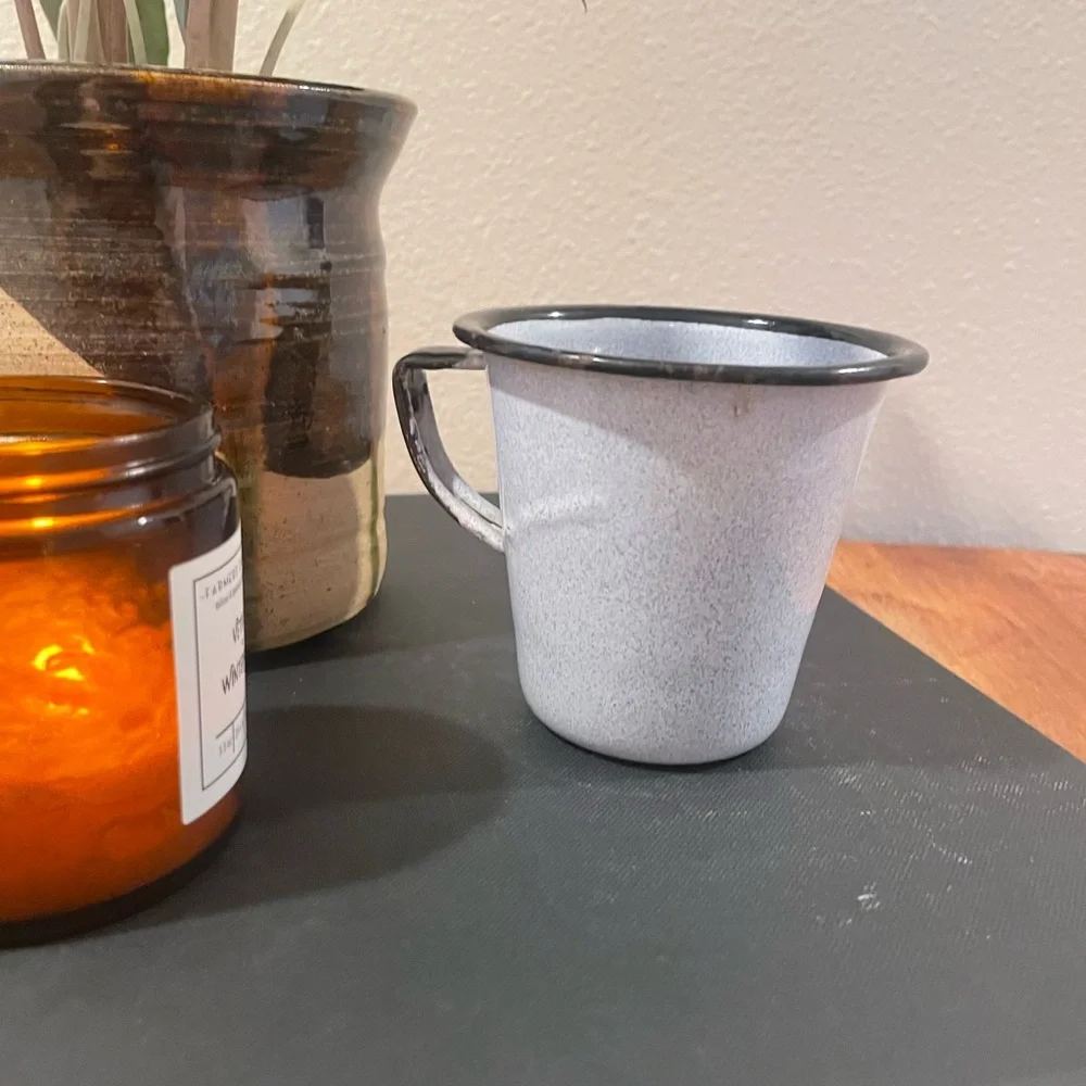 Vintage Gray Speckled Enamelware Measuring Cup / Mug – Black Rim & Handle